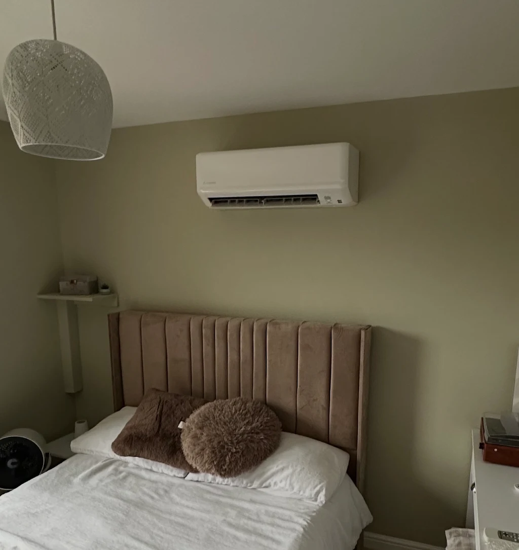 Wall-mounted air conditioning installation