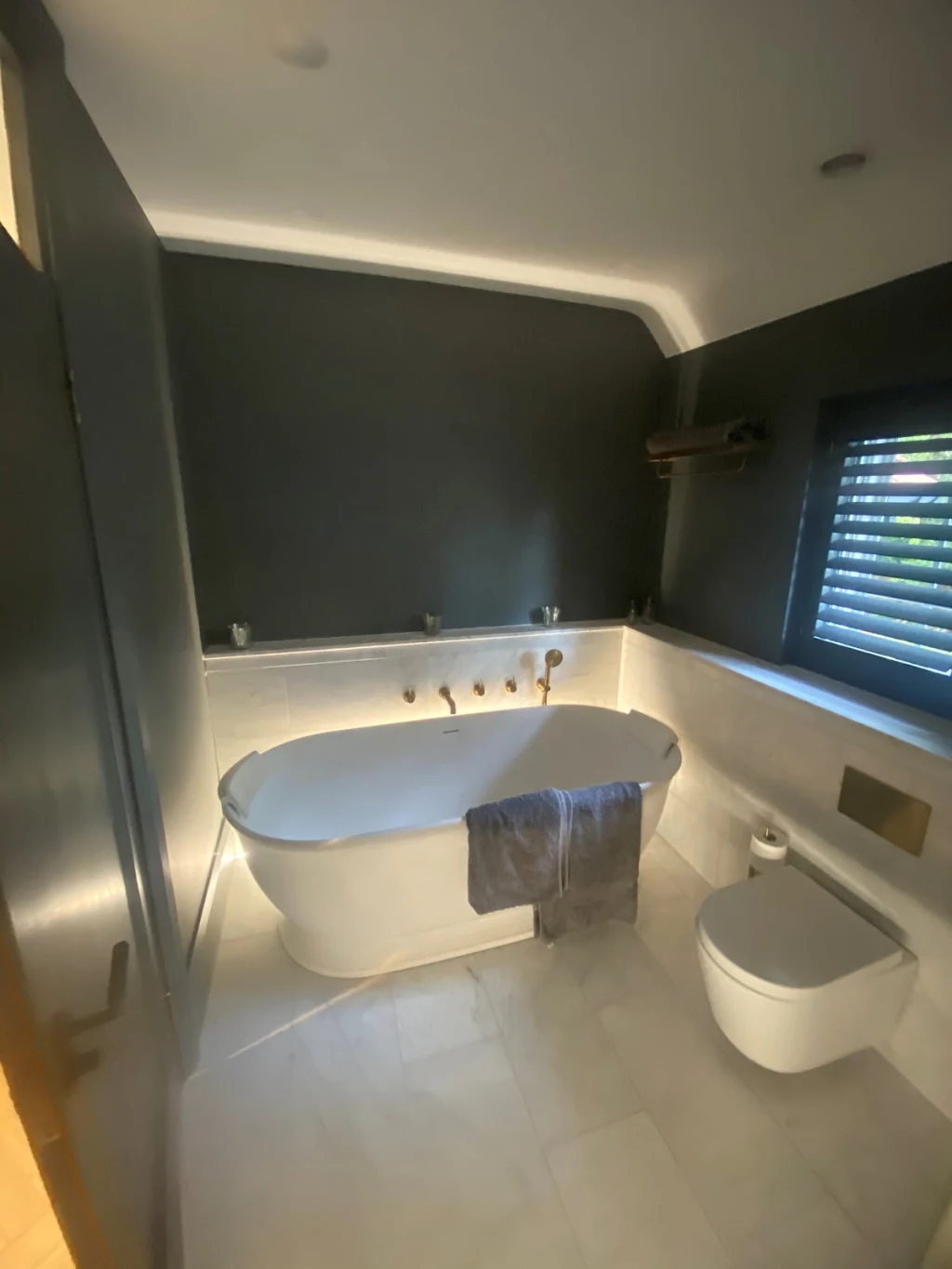 Freestanding bath installation